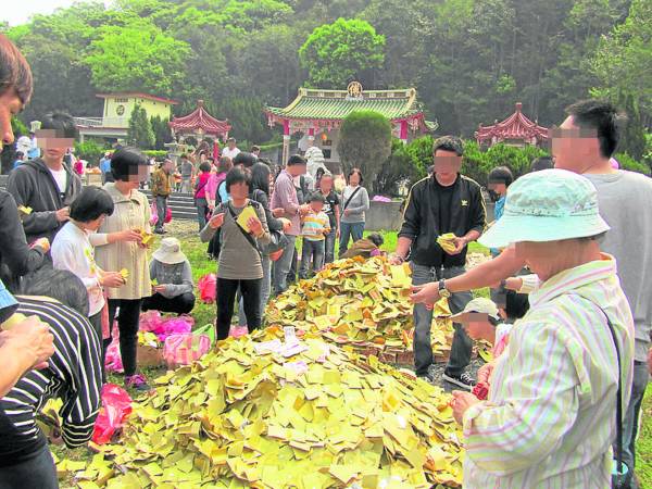 与其不断烧更多的金银纸给祖先,倒不如多替先人诵经回向。