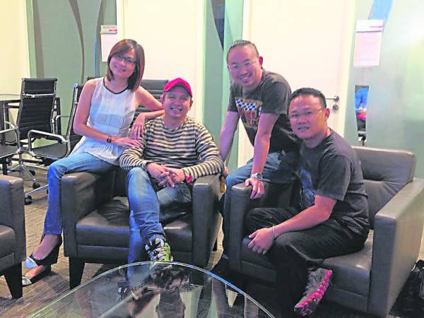 每一次拍完一个情节,李勇昌导演都会认真的审视。