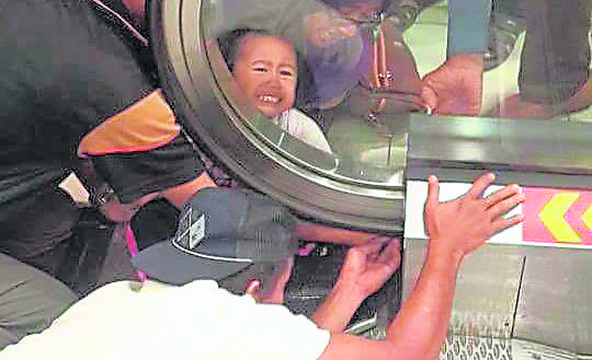 看起来安全的手扶电梯,其实是小孩发生意外的危区。