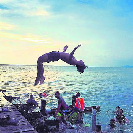 傍晚时分,旅客直接从民宿跳进海里嬉水。
