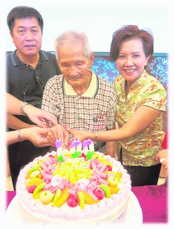 廖桂萫的父亲(中间)在86岁那年吃了人生中的第一颗绿藻,直至101岁才安详逝世,更让廖女士加强推广绿藻保健的重要性。
