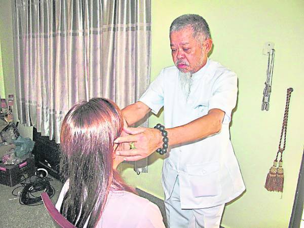 茅山师父陈顺添开坛作法,以茅山术替沙妮解降,让沙妮清醒过来,摆脱降术控制。