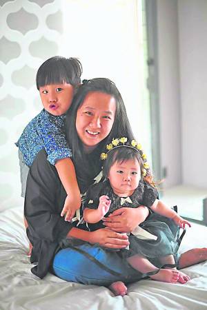 梁依娣自孩子出生后,便转为全职家庭主妇。