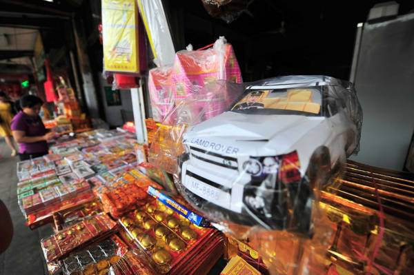 清明节烧纸扎品给先人是华人传统文化。