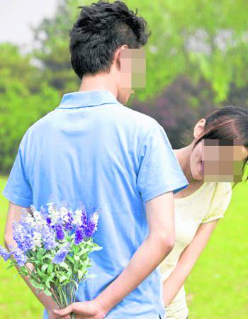 小仪的婚姻不美满,所以当Kelvin向她表白时,她不顾一切的抛夫弃子,和Kelvin同居。