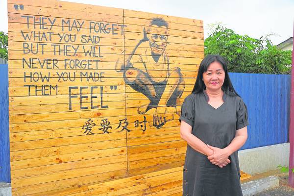 叶丽娟女士与the one academy学院为佳宁乐龄之家所绘制的图合照。