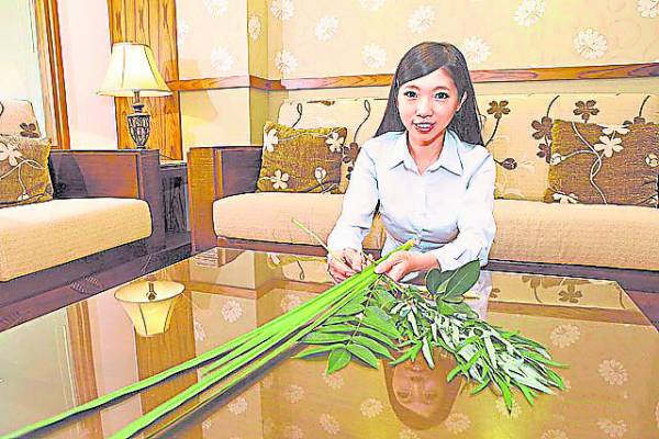 菖蒲、艾草、榕树叶等化煞物挂在门口,可以保平安哦!