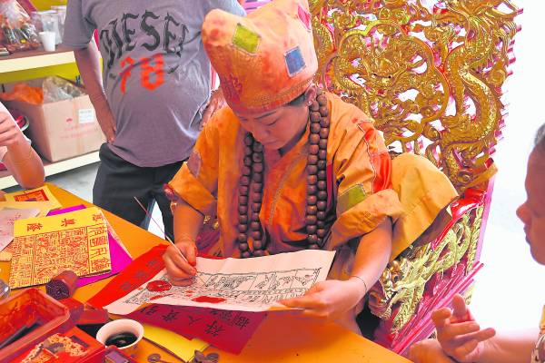 烧香点穿一切小人和障碍,确保信徒平安顺利。