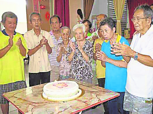 院方为老人庆祝生日,让他们感受温情。