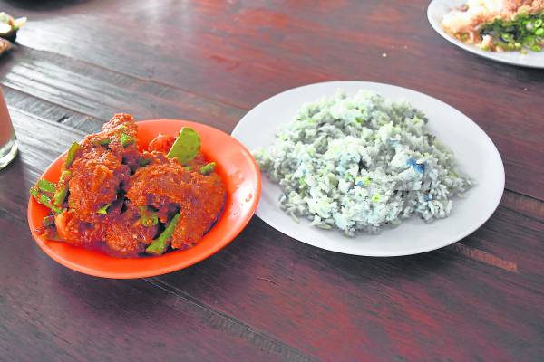 暹Kerabu香米饭+辣椒鸡 **龙全茶餐室** 地址:112, Jalan Langgar,05560 Alor Setar, Kedah, Malaysia. 电话:016-431 5892 GPS导航:6.139164, 100.391865