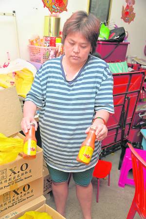 XO辣椒酱老板善心伸出援手,提供辣椒酱让蔡春珠在家做生意,养活一家人。