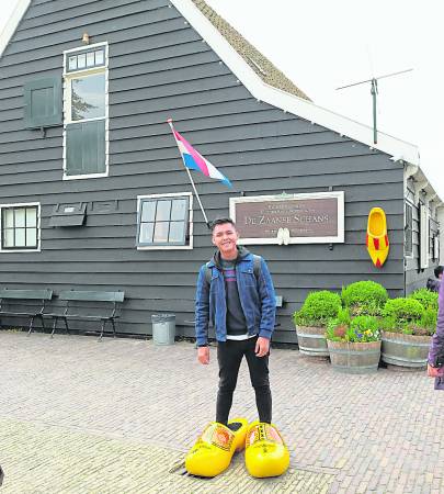 在Zaanse Schans一定要去穿这大大双的木屐鞋拍照。