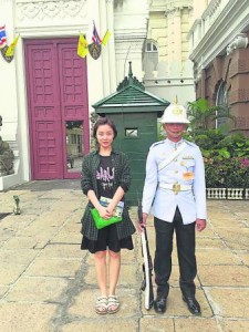 大皇宫外的守卫一脸严肃,连平日活泼搞怪的昕乐也难得正经八百。