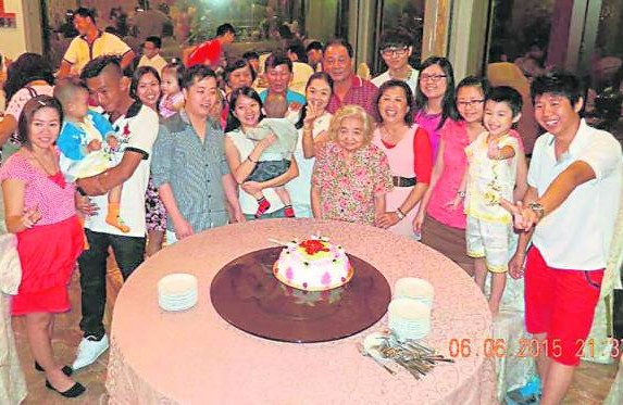 四代同堂为郑赛英庆祝80 大寿,幸福满溢。