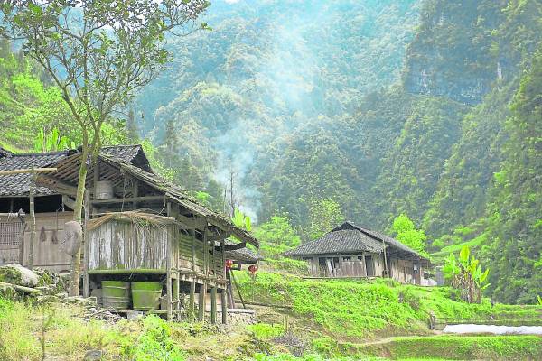 湖南省桑植县土家族聚居的张家湾村,由于被大山隔开,村里的人基本上过着“与世隔绝”的生活。