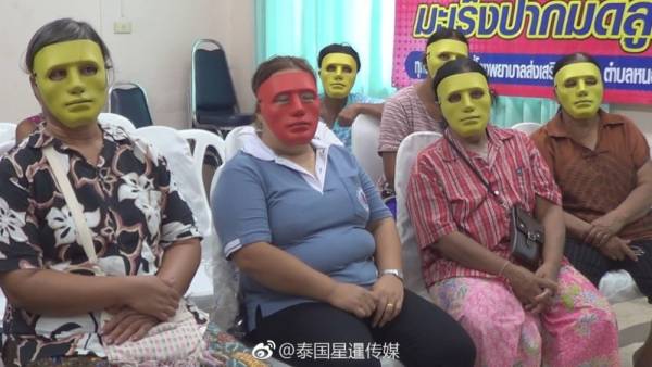 原本当地妇女只是佩戴单色面罩复诊。