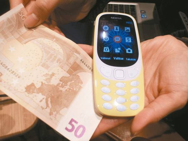 许多人曾买过的热门机种Nokia 3310,17年后回来了。全新版3310最高只支援2.5G,HMD订价49欧元,对曾使用过3310的消费者来说相当有吸引力。