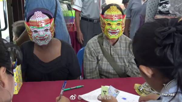 戴上面罩让当地妇女觉得安心,更能缓解尴尬。