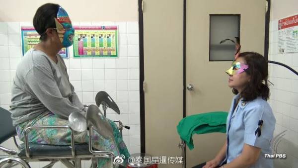 参与的医疗人员也“融入”其中,纷纷戴上面罩。