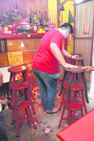 北马亚罗士打,“石头公”大名街知巷闻,摸摸石头诚心祈求,踩上石头神明发功, 打开扑克牌,你的钱路你来掌握!