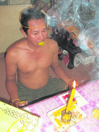 信徒被女鬼缠身十多年,双眼也因为女鬼的阴气导致变成阴阳眼,直到文师父替他作法捉走女鬼后,他的生活才恢复正常。