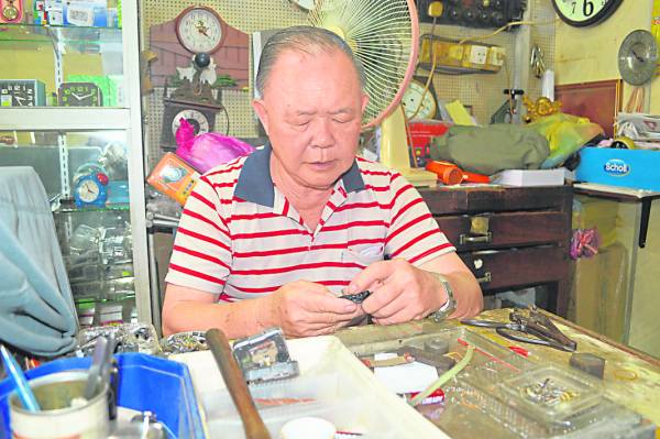 尽管年事已高,许明正的眼力依然良好,修表也不需要戴眼镜。