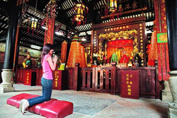 妇女在寻求乩童协助时,最好先让家人知道,以免误中神棍全套。