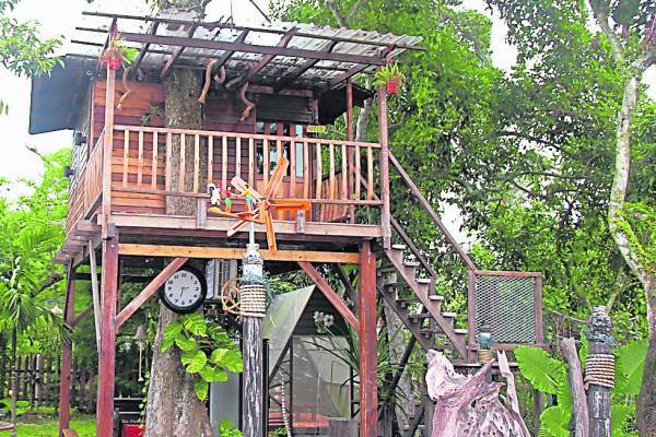 依树傍建,在园中靠着老榴梿数建立了风味十足的树屋。