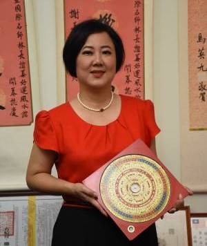 陈季宜风水师表示,有些建筑物的造型锐角多边,常会形成尖角或对正邻居大门,甚至是窗口的景像,若屋宅是这种情况的话,就犯了尖角煞,而此煞对屋宅成员的健康,有极大不利影响。
