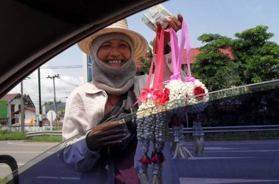 幸运花环:在曼谷闹市,经常可见花贩向车主兜售花环,而许多车子或巴士都挂着这花环,希望能带来幸运能量。