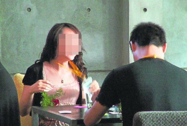 因为前世犯了“恶口债”,所以这世的婉莉说话时嘴巴特别大动作,因而吓跑不少追求者。