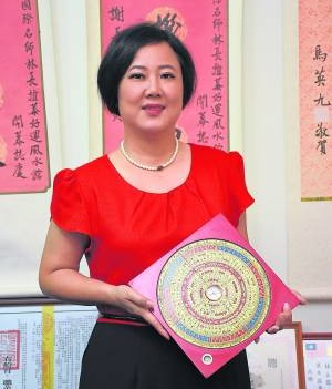 陈季谊师父表示,除了生肖蛇及兔的老板,其他生肖可在东北方摆放一只铜鸡像及水晶猪像,不但可催旺贵人,还可以启动财运。