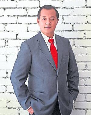 黄春霖教授表示,在东南方的办工作白绿色饰物或盆栽,亦可催旺贵人运。