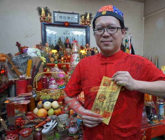 王忠文师父指出,在墙上挂祖先牌是对先人的不敬行为,最好避免犯忌。