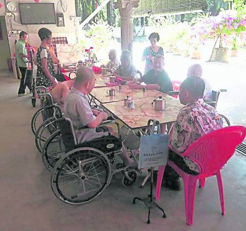 宛如一家人的孤老,总喜欢齐聚一起用餐、话家常。