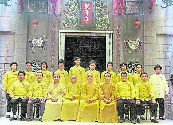陈春木(后排中)与获得北马少林武术锦标赛全场总冠军的学员们合影。