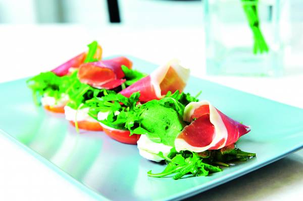 ◆Fresh mozzarella cheese, tomatoes and Jamon ham
