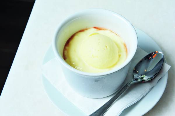 Bourguignon pear and vanilla ice cream