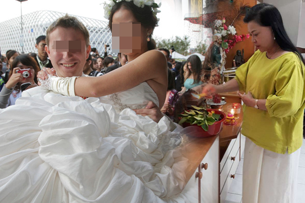 妙婵师太施法锁住Alice的情郎,让其他女人无法近身,使两人早日结为夫妻。
