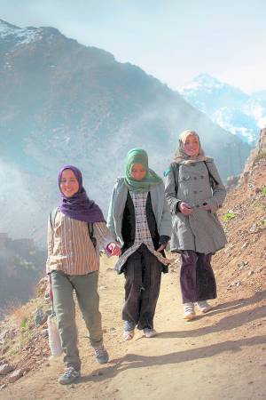 莎希拉去上学得翻山越岭,幸好有两位女同学结伴,三个努力爬山路只为学得更多知识。