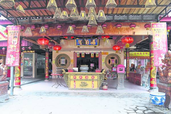 大伯公下凡坐镇峇株巴辖福伯坛风水位,善信诚心膜拜后频频传来中奖消息。