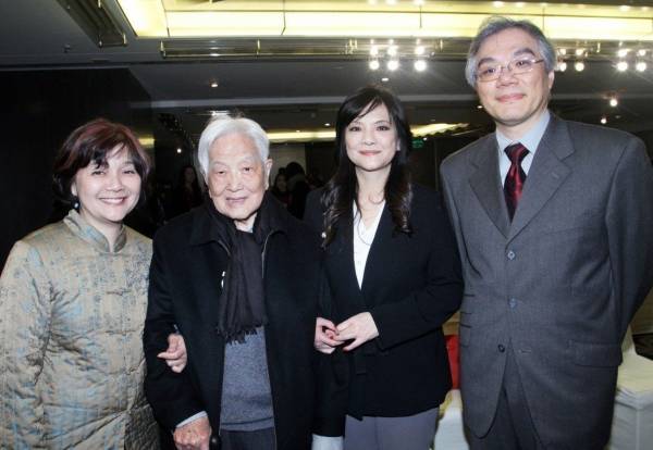 平鑫涛(左二)与子女平莹(右二)、平云(右一)、平珩(左一)合影。