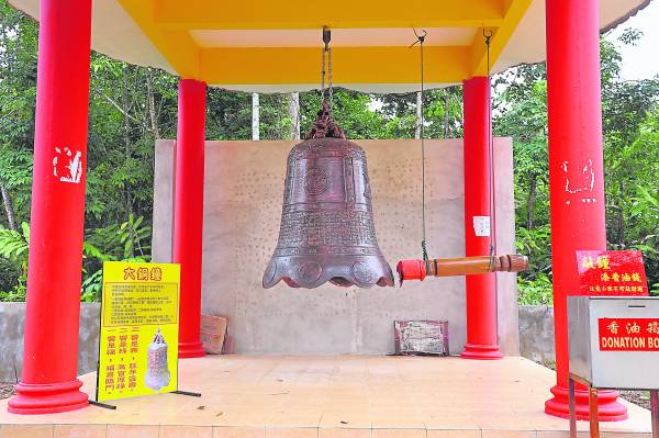 敲响大铜钟有讲究,一声求福,两声求禄,三声求寿。