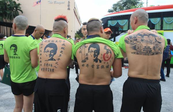 云数贸事件爆发后,很多人都知道张健是骗子,但尔后他又推行五行币,但还是有无数“铁粉”追随,不但剃光头,还把张健的样子纹在自己的背后。