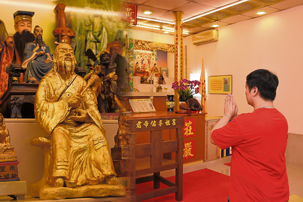 来到了南圣宫,善信一定要诚心膜拜吕洞宾祈福,并沾一沾灵气提升运势。