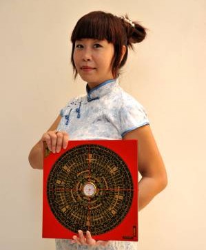 罗若丹老师表示,阳宅风水最讲究阳光空气,所以选择房屋居住,非但要空气清爽,而且还要阳光充足,若是阳光不足的房屋,便往往阴气过重,会导致家宅不宁,实在不宜居住。