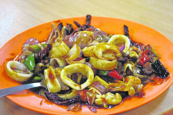 宫保苏东 亲善海鲜楼 地址:No. A-5, Lorong Padang Lallang 2, Padang Lallang, Pahang, 25050 Kuantan, Malaysia 电话:09- 517 8619 / 012-955 0395 营业时间:11am–3pm,6pm–11pm GPS导航:3.15619, 101.623