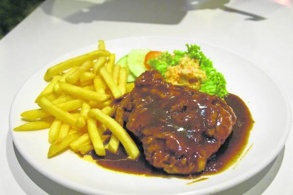 这里的鸡扒水准不错,皮脆肉厚,值得推荐。 Lila Wadi Restaurant 地址:A637 Lorong Selamat 21, Jalan Teluk Sisek, 25000 Kuantan, Pahang, Malaysia 联络:012-6644054 营业时间:5pm – 12am Google Map坐标:3.813384, 103.3467752