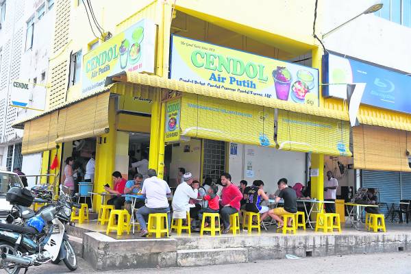 每逢下午高峰时段,这里总是座无虚席,打包也要耐心排队。 Cendol Air Putih 地址:B-260/E, Ground Floor,Jln Air Putih, 25300,Kuantan. 电话:09-566 8930 营业时间:12.00pm-5.30pm GPS导航:3.826376,103.336509
