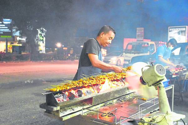 羊肉、牛肉、牛肚,你喜欢哪一类? Satay Zul 地址:Jalan Teluk Sisek, 25000 Kuantan. 电话:+6019-951 9216 营业时间:06.00pm-深夜 GPS导航:3.816607, 103.339872